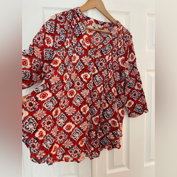 Easy breezy summery flowy top. 3/4 length sleeves, V neckline. - Picture 3 of 4